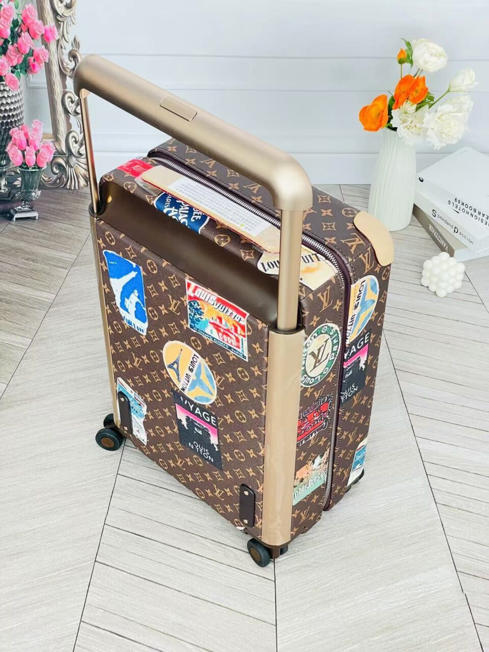 Louis Vuitton Horizon 55 suitcase in Monogram Canvas