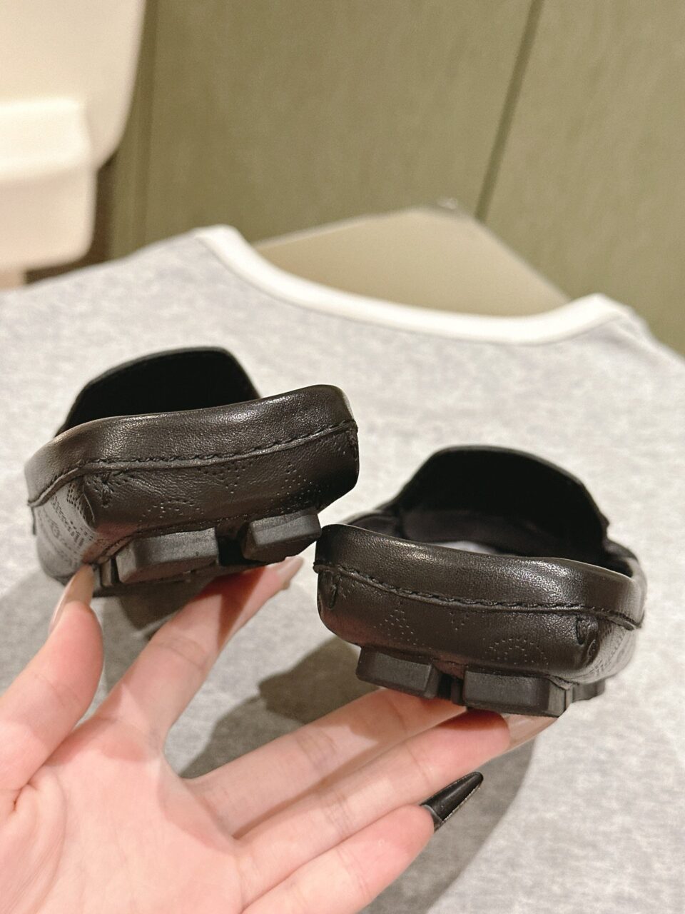 LV Women Black Leather Mules