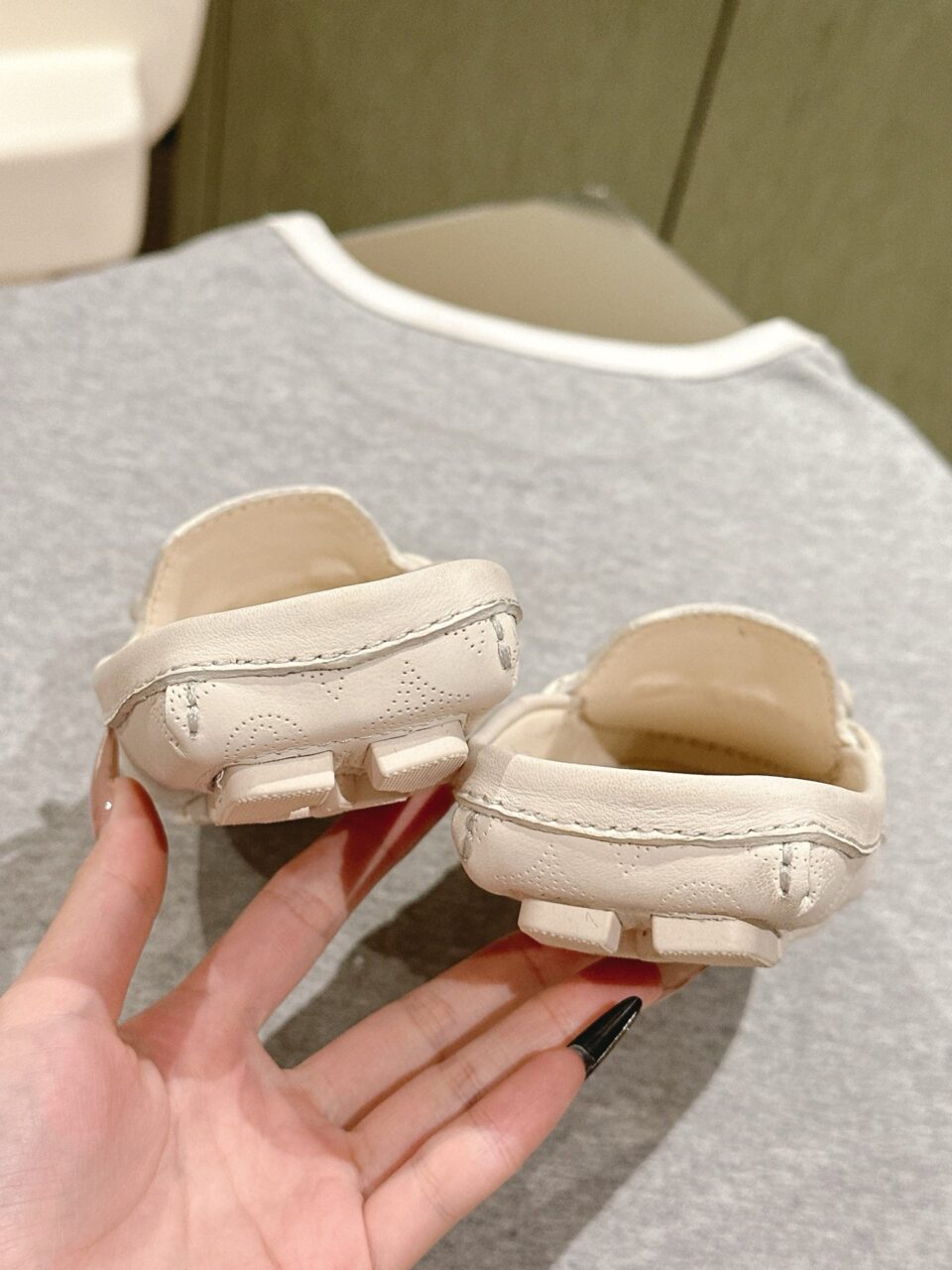 LV Women White Leather Mules