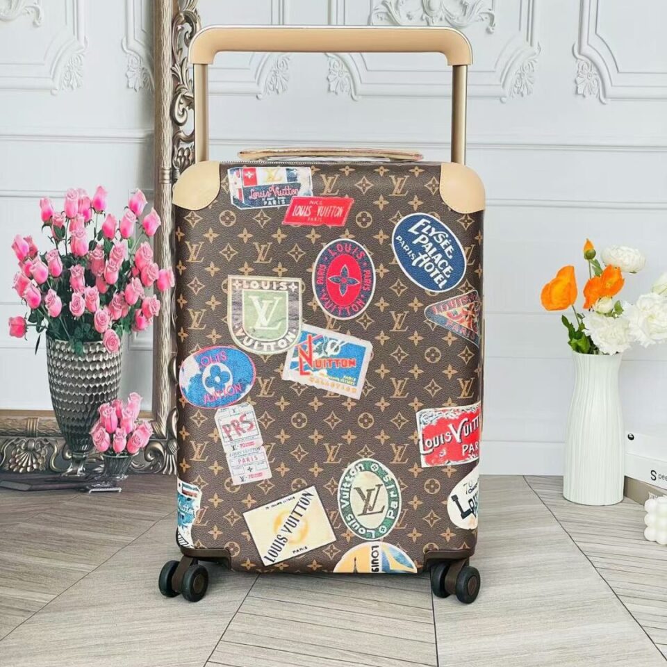 Louis Vuitton Horizon 55 suitcase in Monogram Canvas