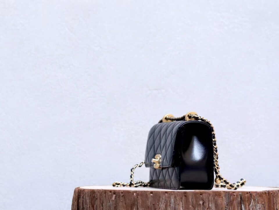 Chanel Matelasse Flap Chain Shoulder Bag Black Leather
