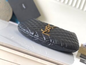 ICARE hobo in quilted nappa