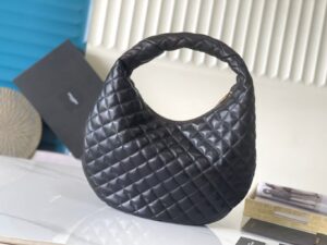 ICARE hobo in quilted nappa